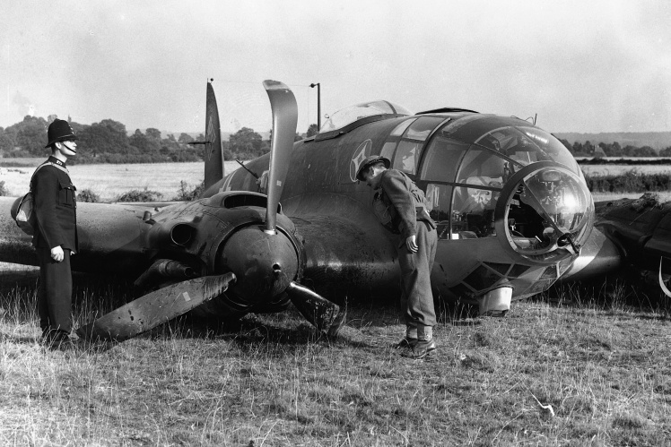 Збитий німецький бомбардувальник Heinkel 111 на англійському полі, 1940 рік.