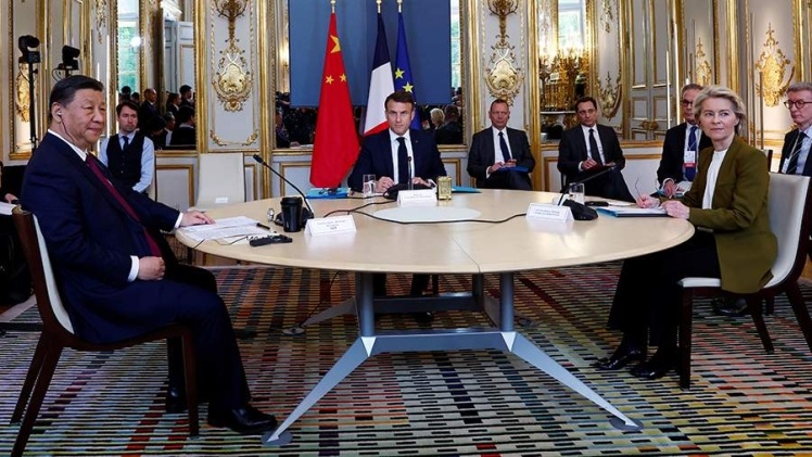 Глава КНР Сі Цзіньпін (зліва), президент Франції Емманюель Макрон (в центрі) та президентка Єврокомісії Урсула фон дер Ляєн (справа) під час зустрічі в Єлисейському палаці.