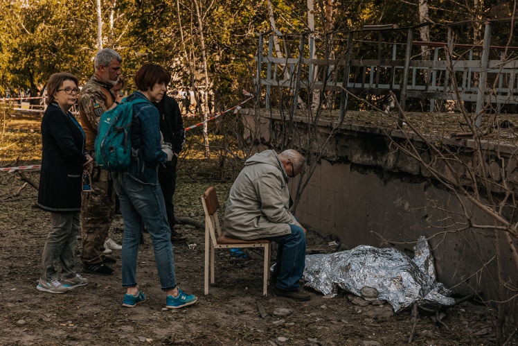 Дідусь сидить біля тіла 9-річної онуки Віки, яка загинула в Деснянському районі Києва під час ракетного обстрілу. Разом із дівчинкою загинула і її 34-річна мама Ольга.
