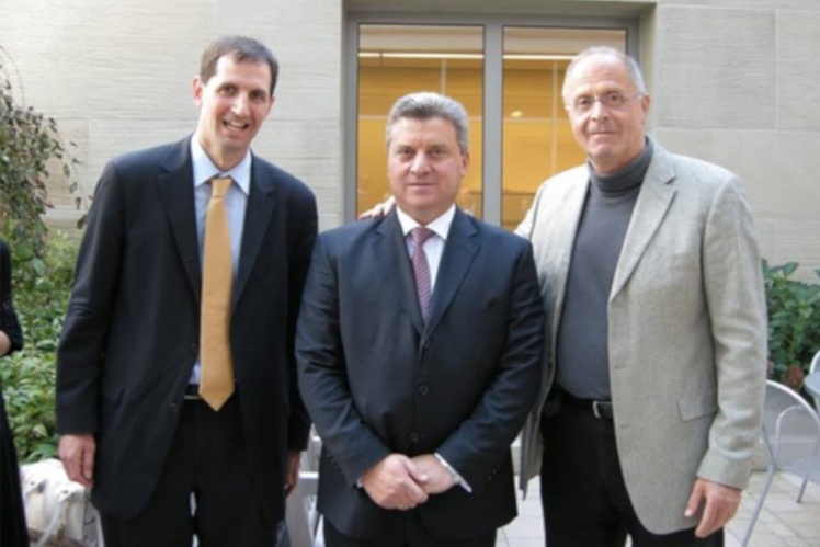 Егон Чолакян (праворуч), президент Північної Македонії в 2009―2019 роках Георге Іванов (у центрі) і професор психології Гарвардської медичної школи Даніель Шапіро.