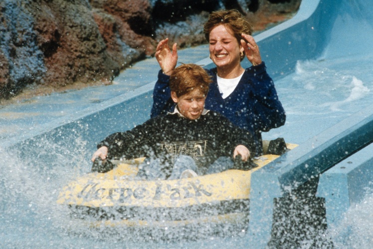 Принцеса Діана з молодшим сином Гаррі в парку атракціонів у Чертсі, 18 квітня 1992 року.
