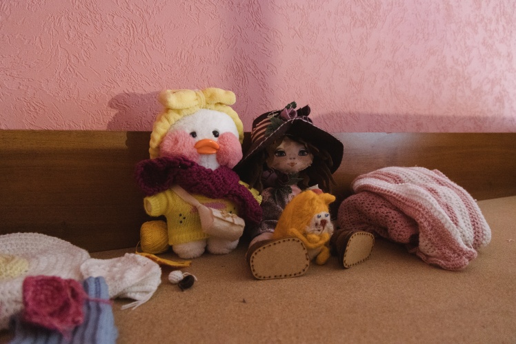 Ліжко Альбіни та її іграшки.