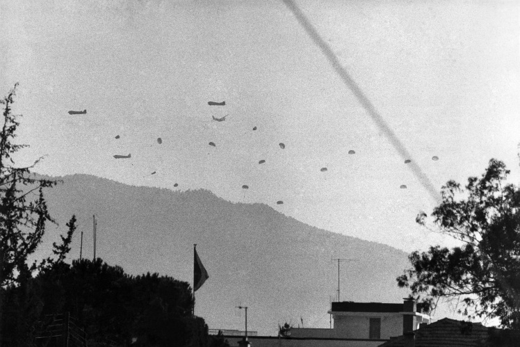 Висадка турецького десанту неподалік столиці Кіпру Нікосії, липень 1974 року.