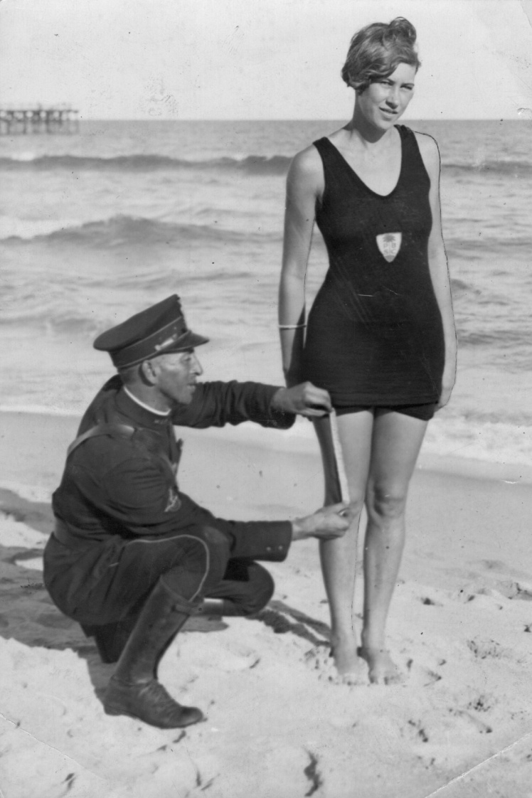 Поліцейський заміряє довжину купального костюма на пляжі у Флориді, 1935 рік.