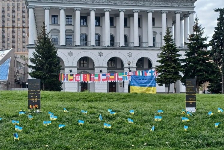 Прапори, які Раян розмістив на Майдані Незалежності у перші тижні вторгнення.