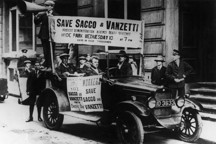 Агітаційна машина, яка закликала людей на мітинг за звільнення Сакко і Ванцетті в Лондоні.