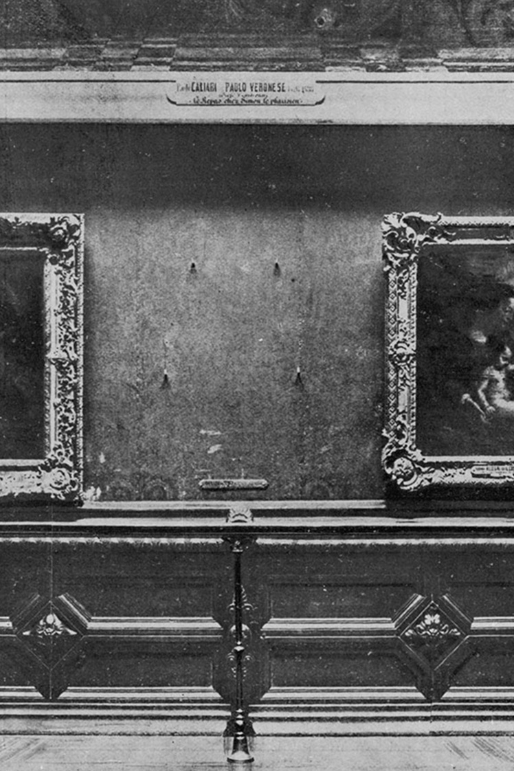 Порожнє місце в Луврі, де висіла «Мона Ліза», 1911 рік.