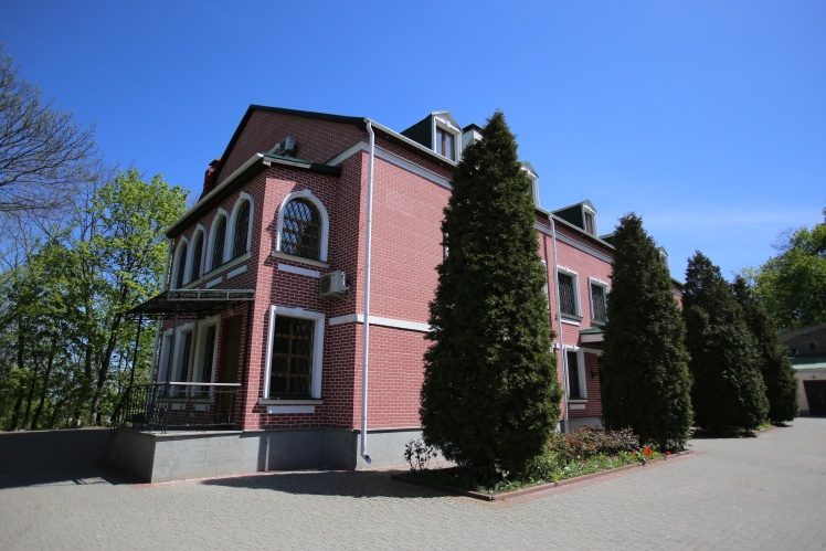 At the beginning of the 20th century, the house was made of red brick. Over time, the color faded. The monks decided to renew the facade and covered the walls with crimson tiles. An attic floor was completed in the attic and windows were cut in the roof. There are no other such buildings in the reserve.