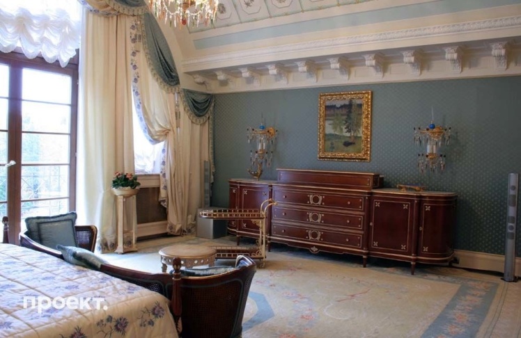 The bedroom of one of Putinʼs daughters on the third floor of the residence.