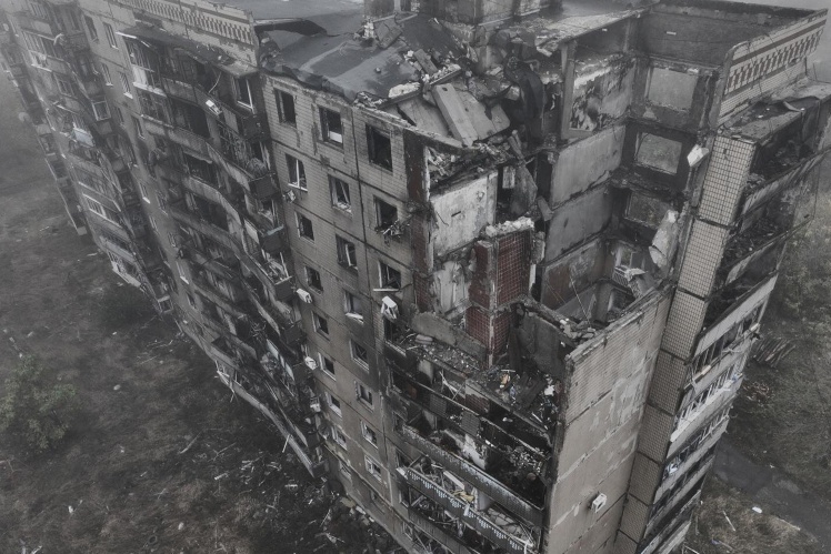 Зруйнований російськими військами будинок в Авдіївці.