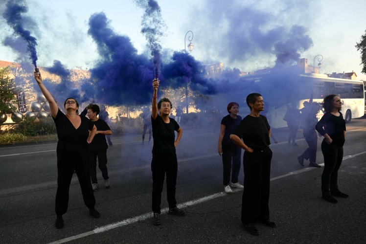 Протестувальники з димовими шашками перед будівлею суду в Авіньйоні 2 вересня.