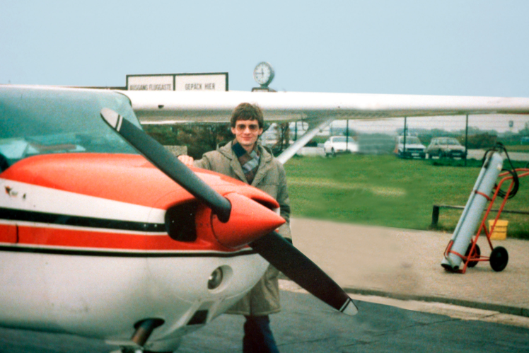 Матіас Руст поруч з літаком в аероклубі, 1985—1986 рік.