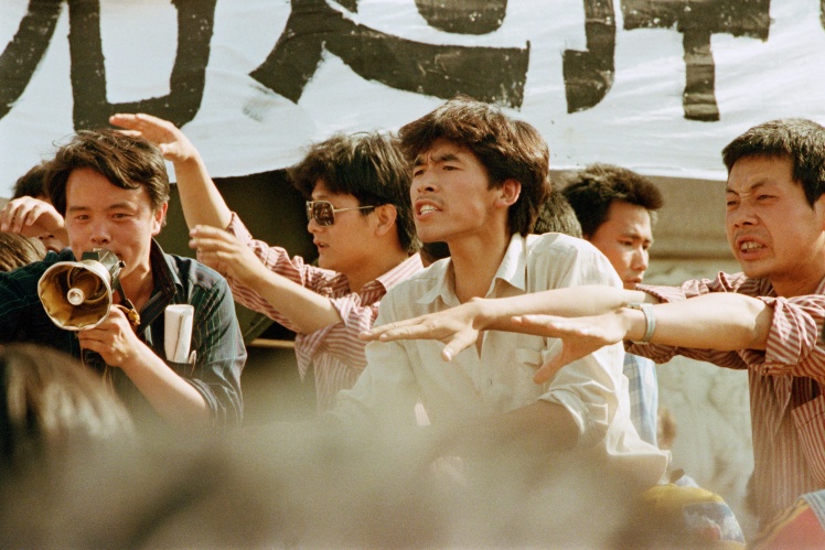 Демонстранти з мегафоном під час протестів на площі Тяньаньмень, квітень—травень, 1989 року.