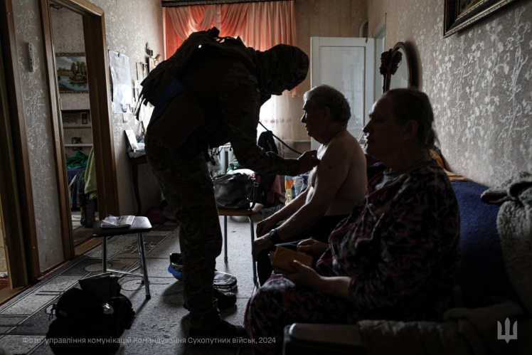 Ukrainian military distributes humanitarian aid to residents of the Kursk region (Russia).