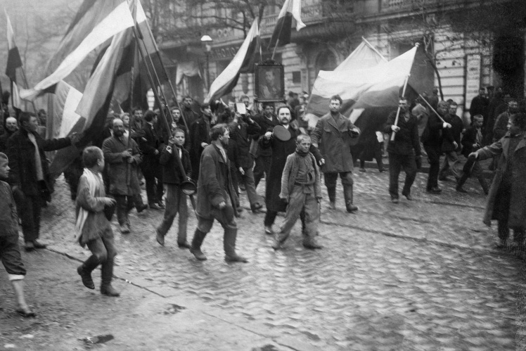 Демонстранти з портретом Миколи ІІ у Санкт-Петербурзі в день «Кривавої неділі», 22 січня 1905 року.
