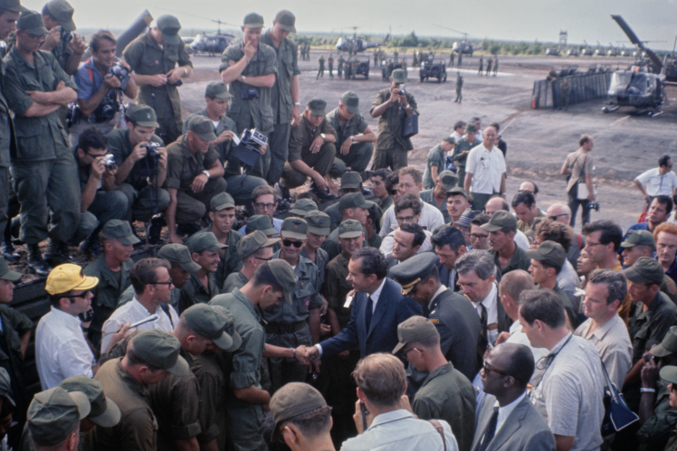 Ніксон на американській базі в Південному В’єтнамі, червень 1969 року.