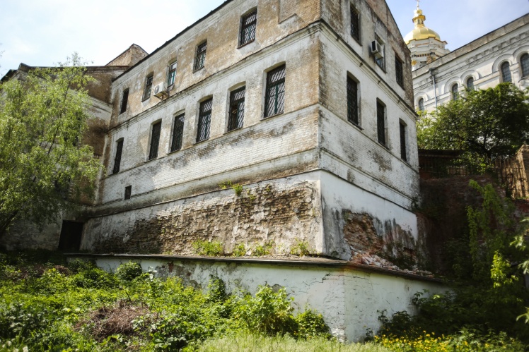 In the 19th century, the metropolitanʼs quarters were here. Now the nature reserve is responsible for the building, and it is long overdue for restoration.