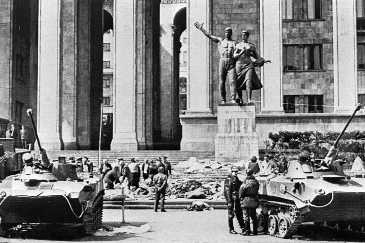 Військова техніка біля будівлі парламенту в Тбілісі після розгону демонстрантів, 9 квітня 1989 року.