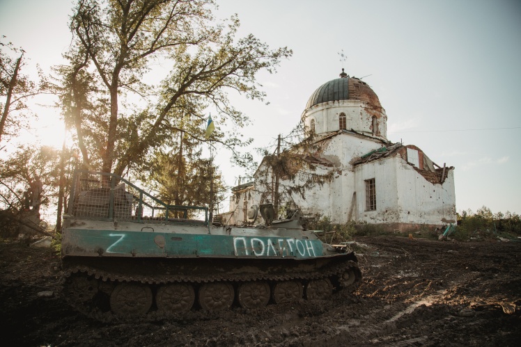 Свято-Троїцький храм у Малій Комишувасі після звільнення. Біля нього стоїть знищений російський бронетранспортер із надписом «Полегон».