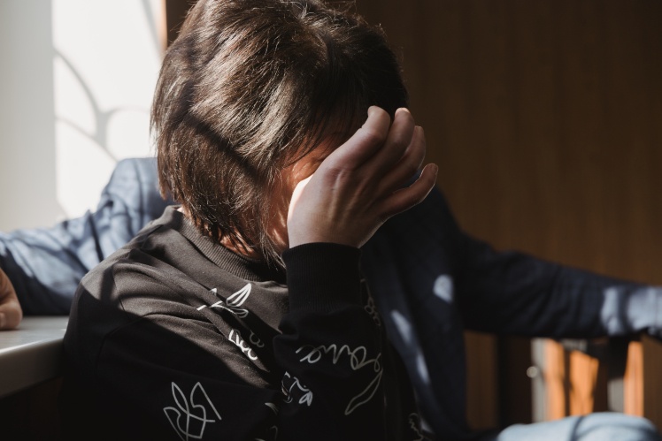 Мати Альбіни втирає сльози після виступу в суді.