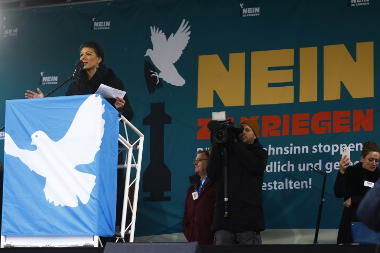 Сара Ваґенкнехт на мітингу «за мир» у 2022 році, на якому закликали припинити підтримку України.