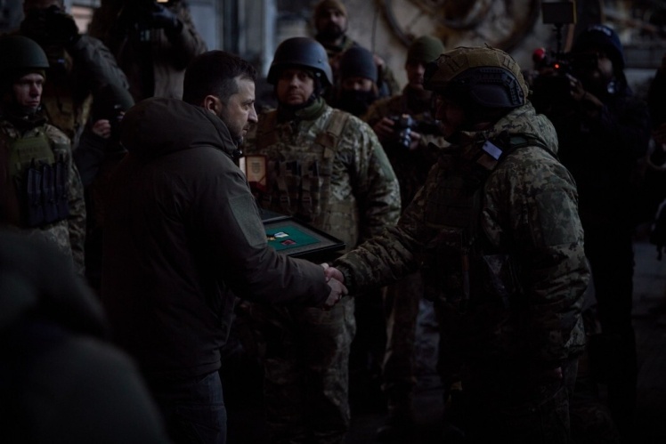Президент України Володимир Зеленський зустрівся з українськими військовослужбовцями, які захищають місто Бахмут, у рамках робочої поїздки, 20 грудня 2022 року.