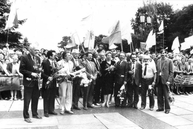 Deputies of the "Peopleʼs Council" after the adoption of the Declaration on State Sovereignty of Ukraine, July 16, 1990. Among them are Levko Lukyanenko, Vyacheslav Chornovil, Stepan Khmara, Bohdan Horyn.