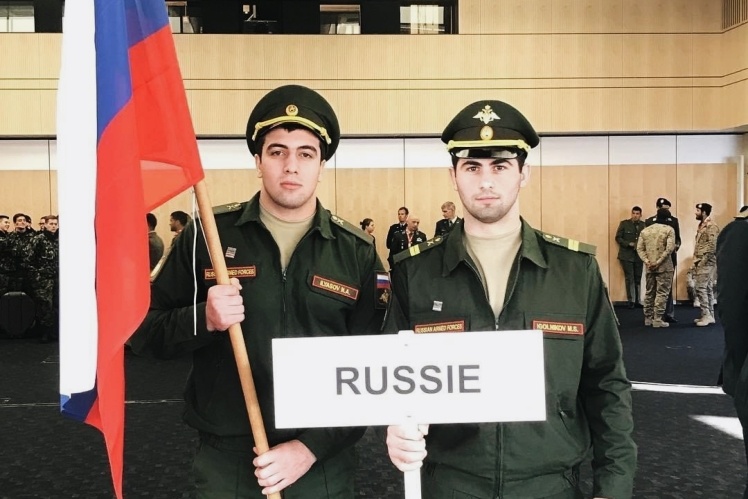 Михайло Ігольніков (праворуч) та інший російський дзюдоїст Ніяз Ільясов (ліворуч).