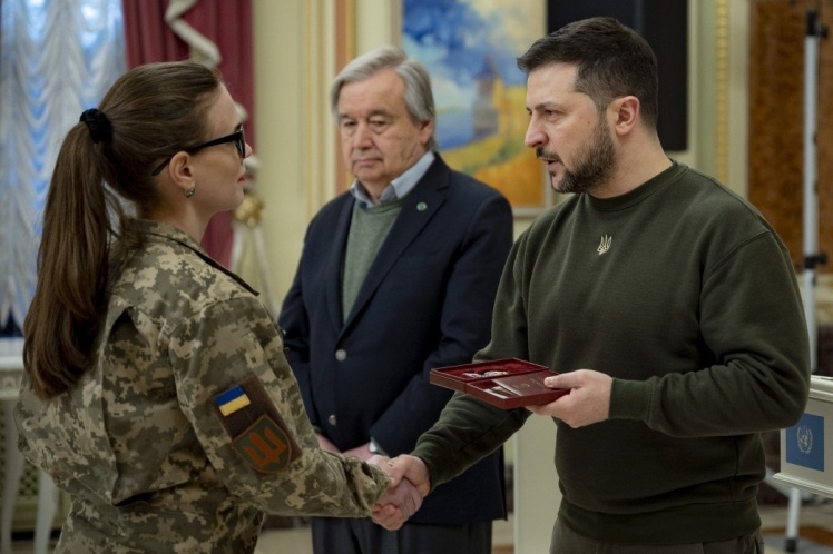 Presentation of awards to Ukrainian women defenders during the visit of the UN Secretary General to Kyiv.