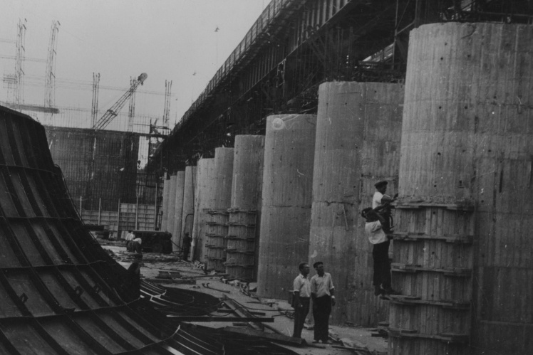 Облицювальні роботи на Каховській ГЕС, 1954 рік.