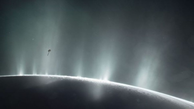 Гігантський струмінь пари над супутником Сатурну Енцеладом. Зображення орбітального апарату NASA Cassini.