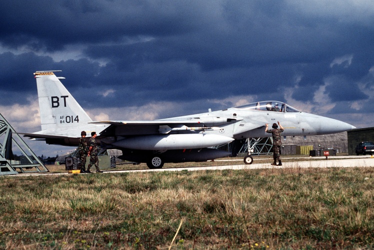 Винищувач НАТО на італійській авіабазі Авіано, звідки авіація Альянсу вилітила патрулювати небо на Боснією, 1993 рік.