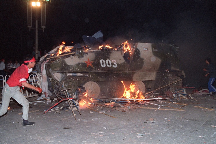 Протестувальники спалюють військову техніку під час сутичок у ніч проти 4 червня 1989 року.