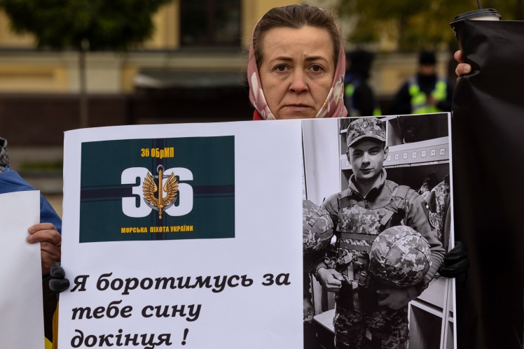 Протестувальники збираються з вимогою репатріації військовополонених з Маріуполя та інших окупованих росією територій 22 жовтня 2022 року в Києві.