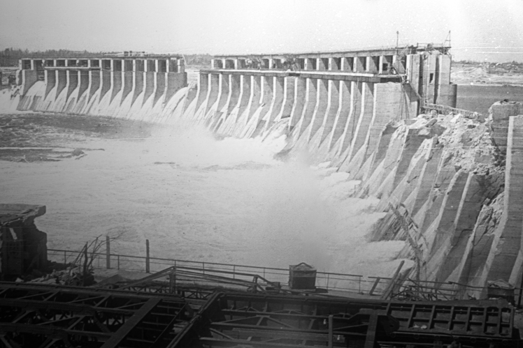 The destroyed dam of Dnipro HPP, 1944.