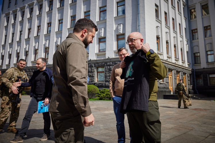 У травні міністр оборони України Олексій Резніков подарував президенту Володимиру Зеленському футболку Saint Javelin.