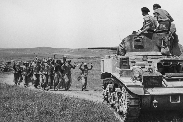 Британські військові конвоюють полонених німців у Тунісі, травень 1945 року.