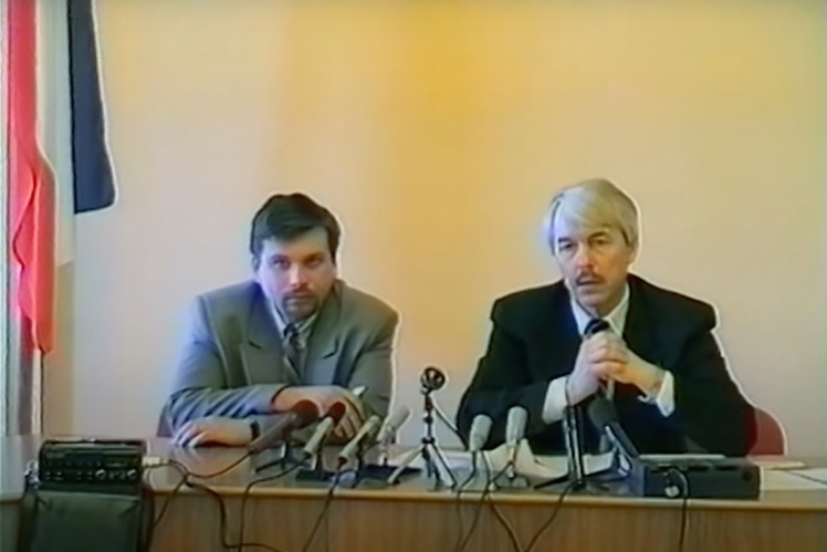 Yuriy Meshkov (right) at a press conference.