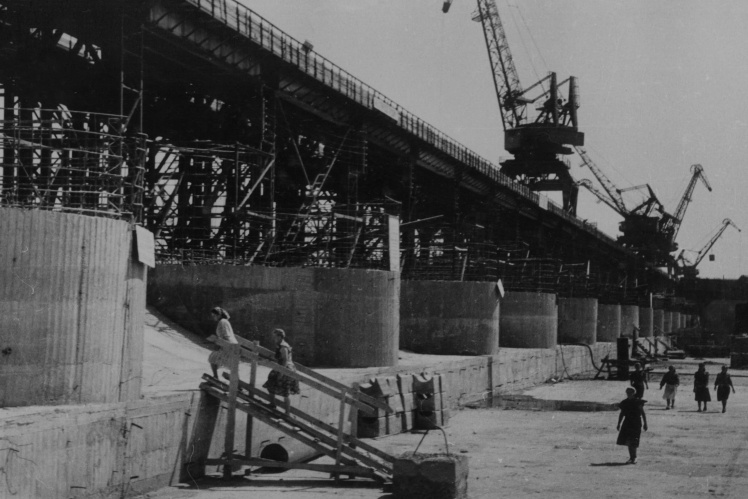 Будівництво водозливної греблі Каховської ГЕС, 1954 рік.
