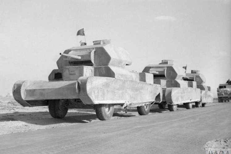 Макети танків, встановлені на вантажівках, пересуваються Північною Африкою, 13 лютого 1942 року.