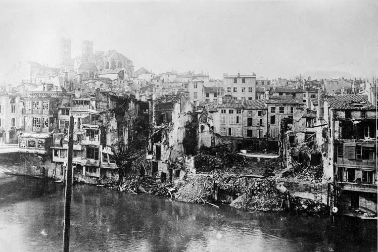 Buildings destroyed by shelling in Verdun on the banks of the Meuse River, 1916.