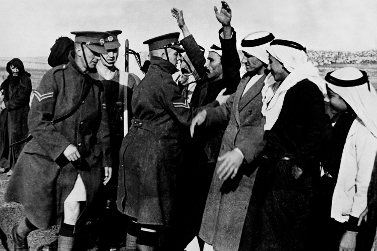 Британські солдати обшукують затриманих палестинських арабів, 1937 рік.