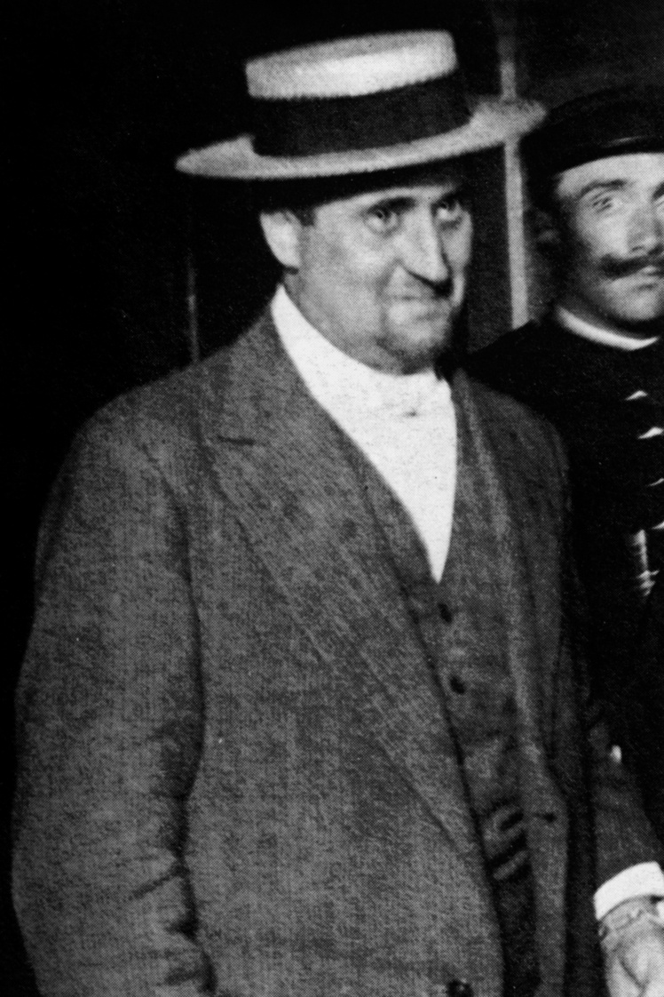 Поліцейські супроводжують Гійома Аполлінера, затриманого за підозрою в причетності до крадіжки «Мони Лізи», 1912 рік.