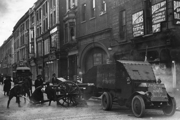 Війська Вільної держави стріляють із 18-фунтової польової гармати з вершини Генрі-стріт у Дубліні  під час Громадянської війни в Ірландії, приблизно 1922 рік.