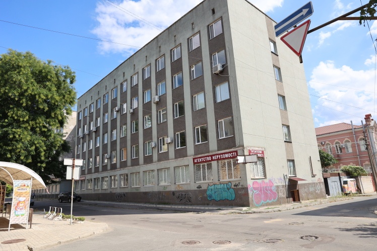 Yakymenko made a torture chamber in the office center of "Ukragropromproject". In the basement there were six cells and a room where they were tortured. They interrogated people in rooms from the first to the third floor. The execution house and the office of the Security Service were located on different streets, but the buildings share a common yard.