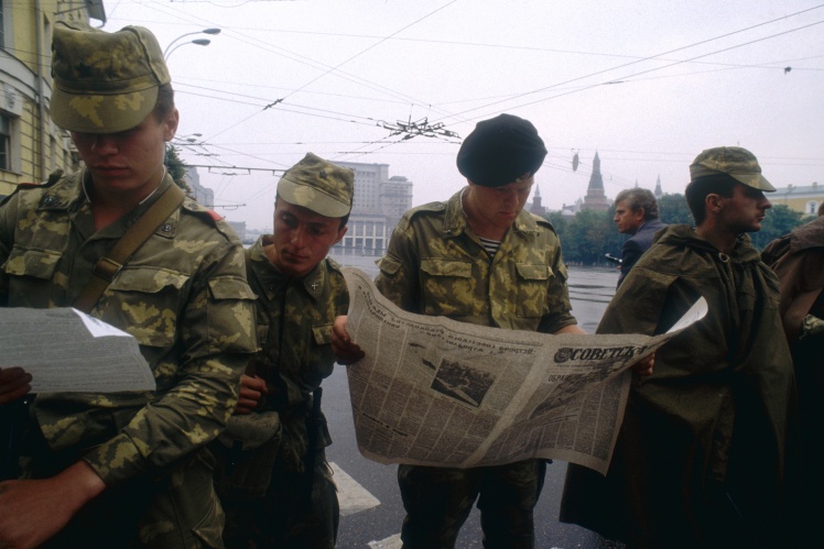 Soviet soldiers read newspapers during the putsch in Moscow, August 20, 1991.