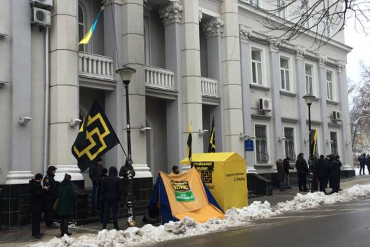 Стахів та його соратники поставили намети біля прокуратури в Тернополі.