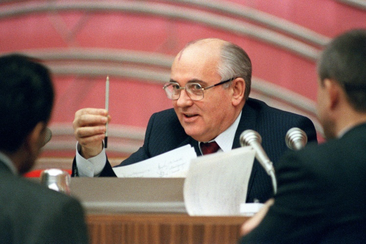 Михайло Горбачов під час дебатів на позачерговому зʼїзді народних депутатів у Москві, 14 березня 1990 року.