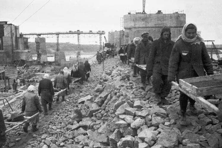 Collective farm workers rebuild the destroyed Dnipro HPP, April 1945.