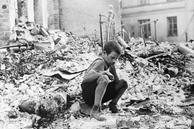 Польський хлопчик серед руїн у Варшаві після німецького авіаудару, вересень 1939 року.